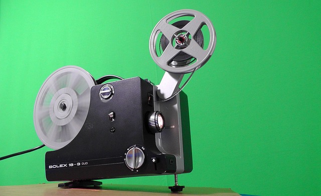 Sådan forvandler du din stue til en biograf med en mini projektor